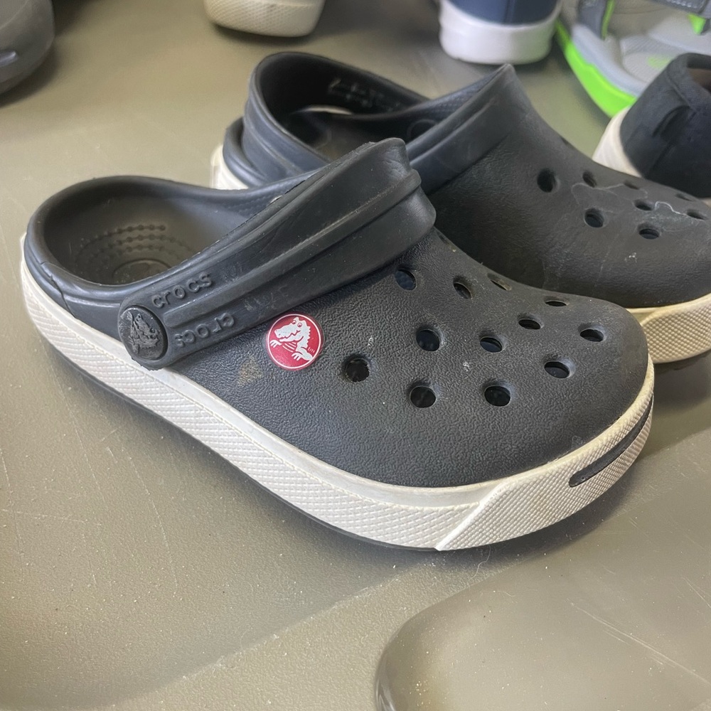 Black baby/toddler crocs size 6/7. Good condition. Can clean in dishwasher.